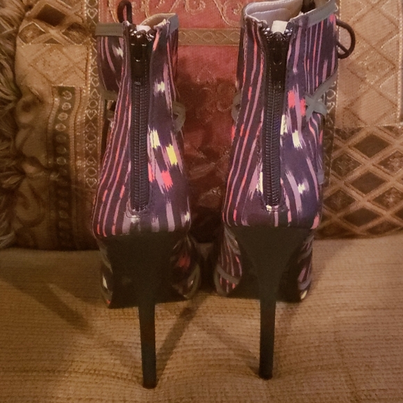 Heels - Picture 3 of 3